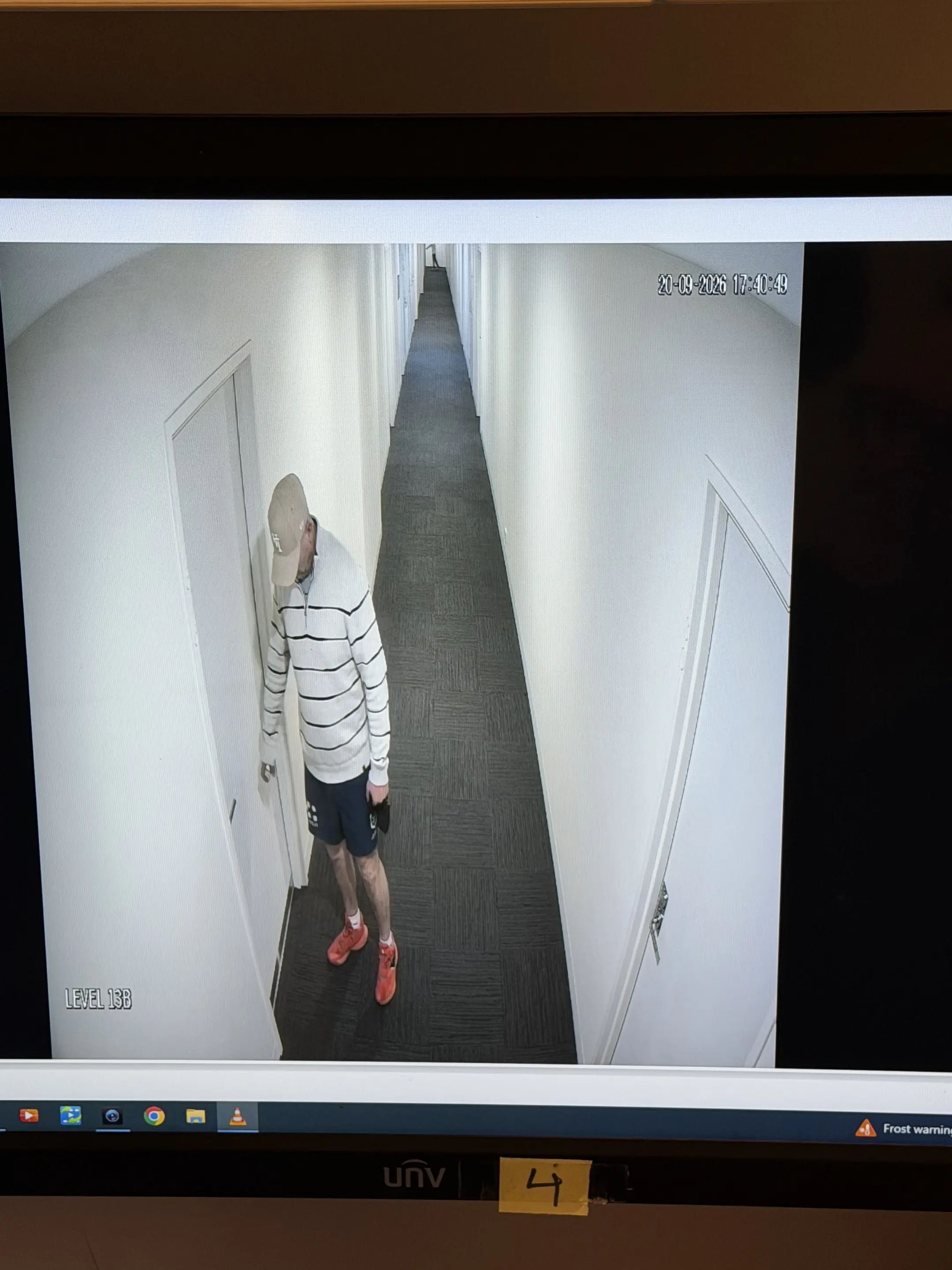 墨尔本盗窃最快的人 墨尔本的小伙伴 一定要看完这条 真实连环盗窃案 风险极高 嫌疑人先在Albert_Park高尔夫球场停车场砸碎我的车窗 偷走车内物品 车上放